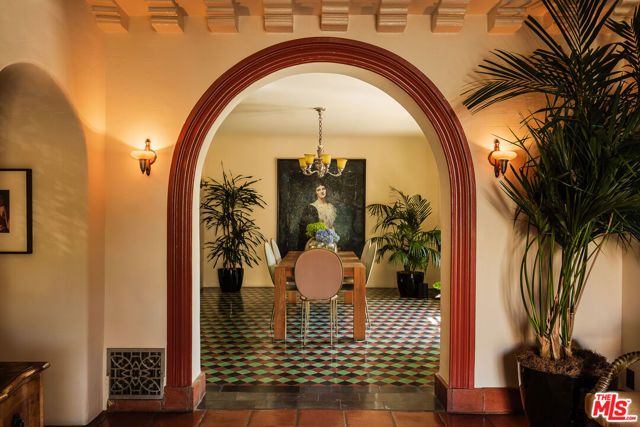 5000 Finley Avenue, Los Angeles, CA 90027