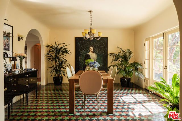 5000 Finley Avenue, Los Angeles, CA 90027