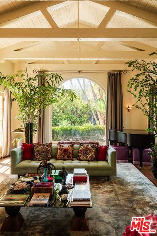 5000 Finley Avenue, Los Angeles, CA 90027