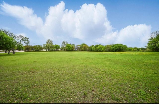 1721 N Walnut Creek Drive, Mansfield, TX 76063
