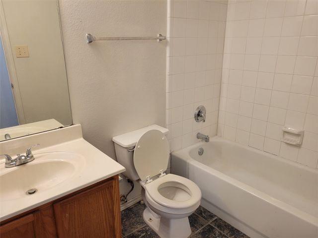 2450 Meadowgate Lane, Lancaster, TX 75134