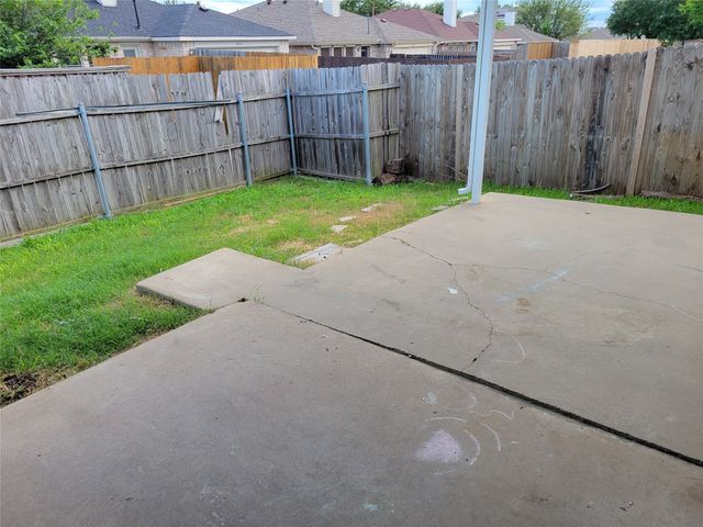 2450 Meadowgate Lane, Lancaster, TX 75134