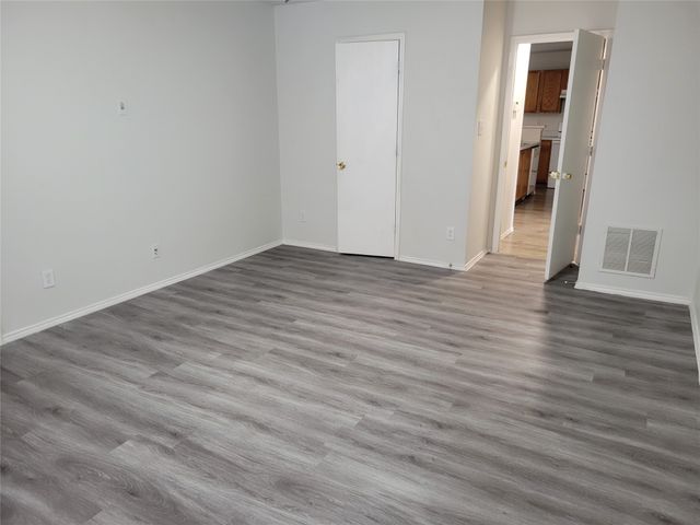2450 Meadowgate Lane, Lancaster, TX 75134
