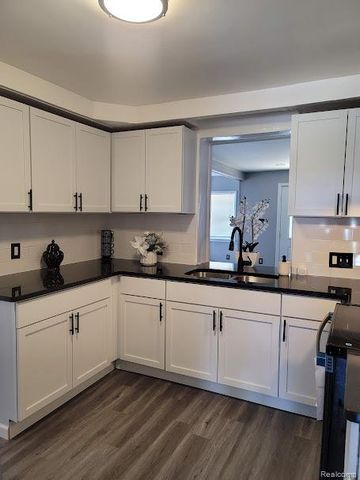 19477 Stansbury Street, Detroit, MI 48235