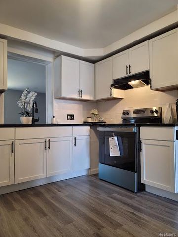 19477 Stansbury Street, Detroit, MI 48235