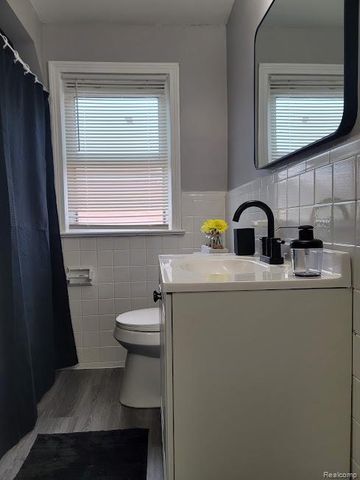 19477 Stansbury Street, Detroit, MI 48235