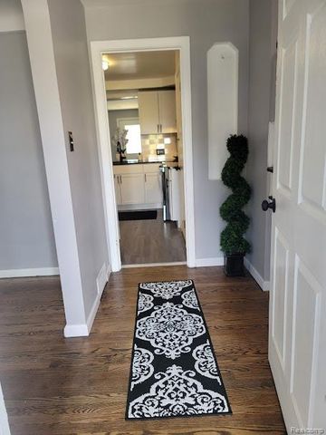 19477 Stansbury Street, Detroit, MI 48235