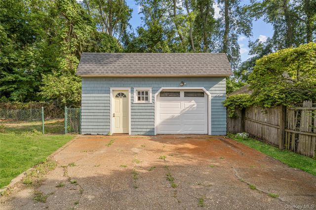 46 Barclay Road, Mastic Beach, NY 11951