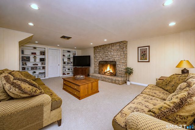 997 Rainbow Trail, Orange, CT 06477