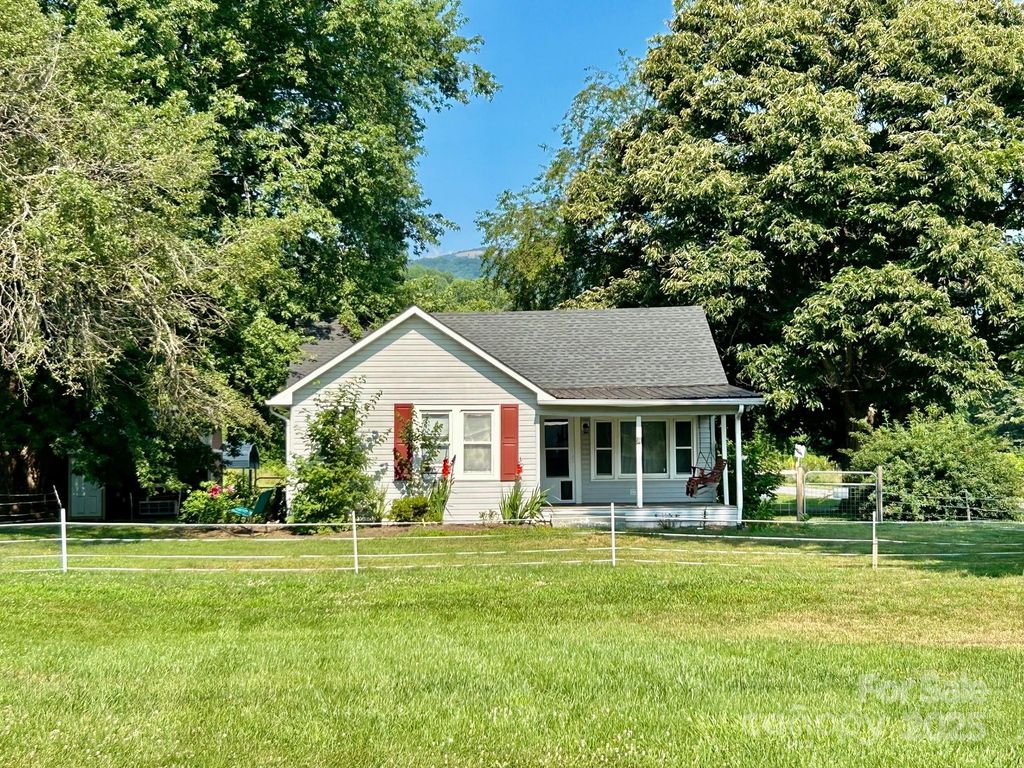 39 Hemphill Road, Waynesville, NC 28785