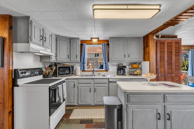 32 Bassett Lane, Madison, CT 06443