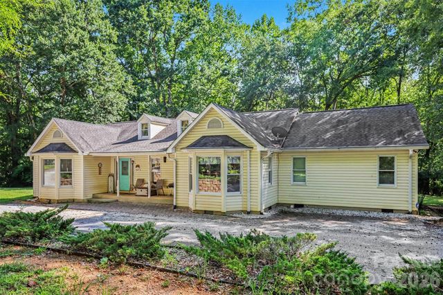 433 Foster Lake Road, Blacksburg, SC 29702