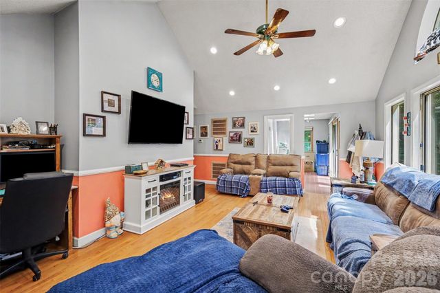 433 Foster Lake Road, Blacksburg, SC 29702