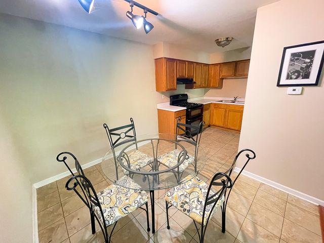 19360 Wolf Road 8, Mokena, IL 60448
