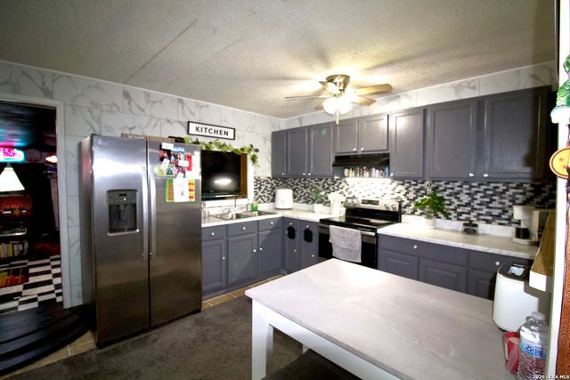 1013 E Hutchinson, Beeville, TX 78102