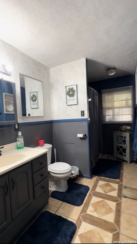 1013 E Hutchinson, Beeville, TX 78102