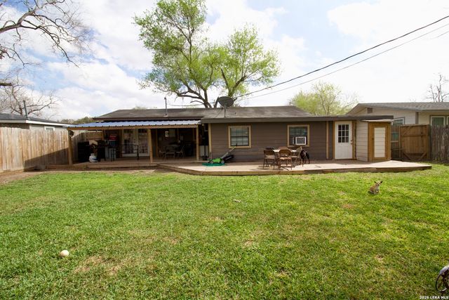 1013 E Hutchinson, Beeville, TX 78102