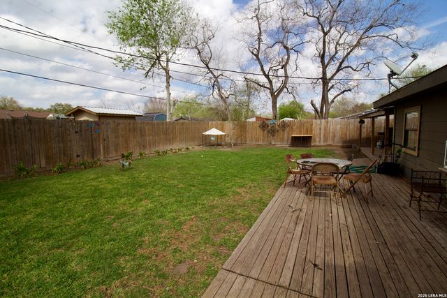 1013 E Hutchinson, Beeville, TX 78102