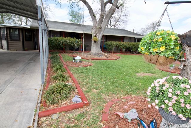 1013 E Hutchinson, Beeville, TX 78102