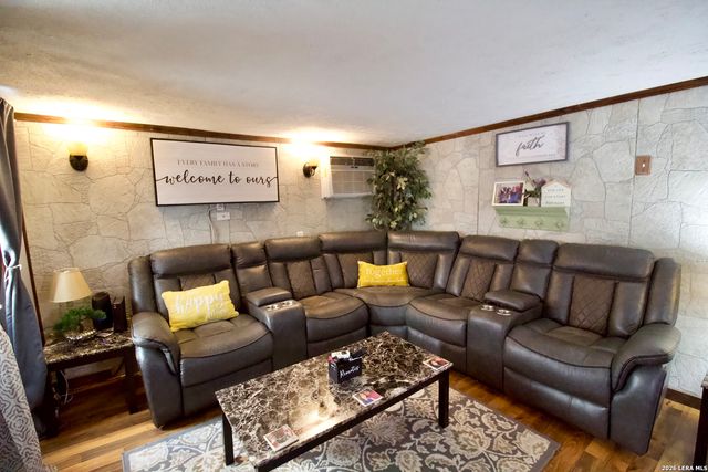 1013 E Hutchinson, Beeville, TX 78102