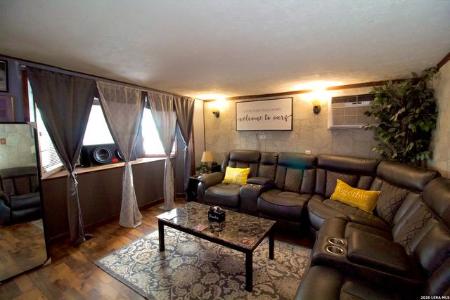 1013 E Hutchinson, Beeville, TX 78102