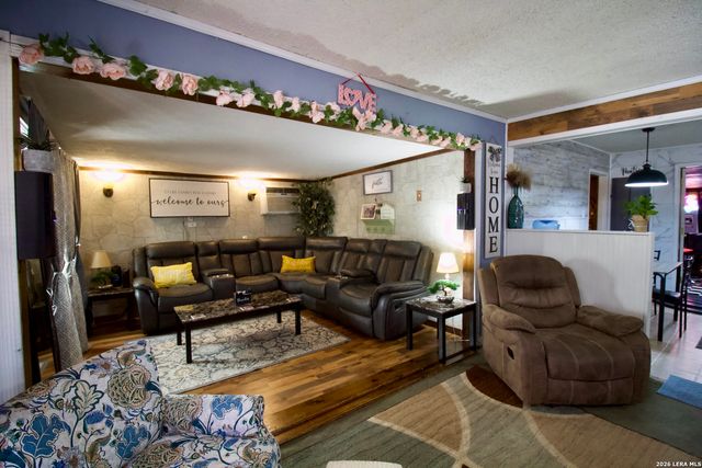 1013 E Hutchinson, Beeville, TX 78102