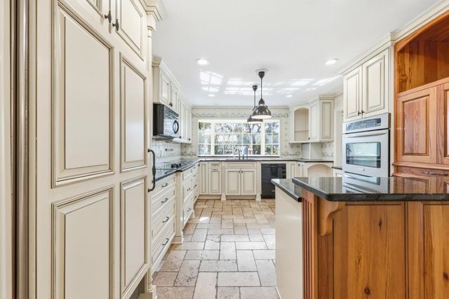 571 Fernwood Rd., Murrells Inlet, SC 29576