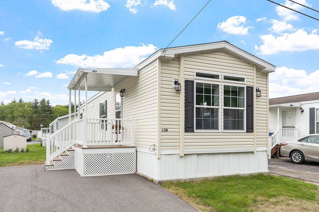 13R Arrow Drive, Salem, NH 03079