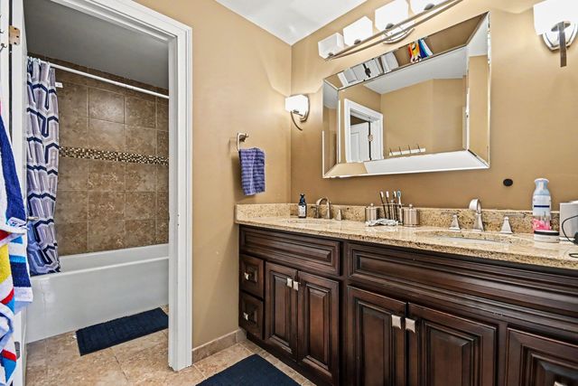 2070 Holt Lane, South Elgin, IL 60177