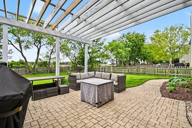 2070 Holt Lane, South Elgin, IL 60177