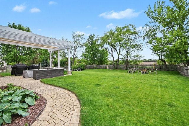 2070 Holt Lane, South Elgin, IL 60177