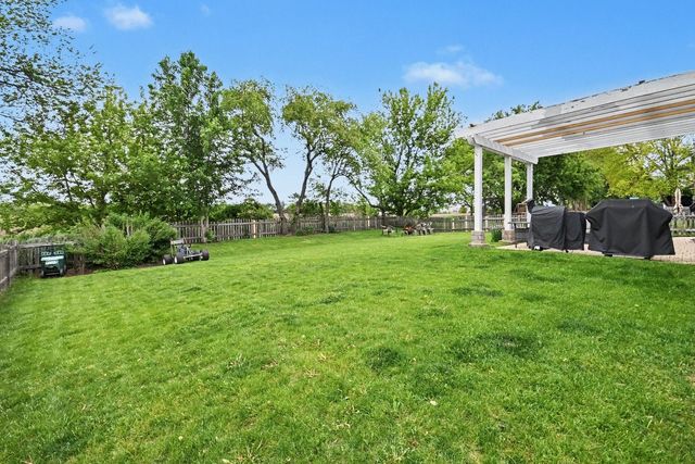 2070 Holt Lane, South Elgin, IL 60177