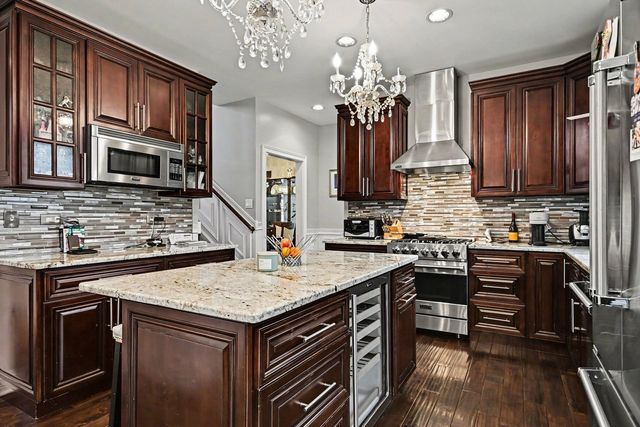 2070 Holt Lane, South Elgin, IL 60177