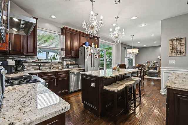 2070 Holt Lane, South Elgin, IL 60177