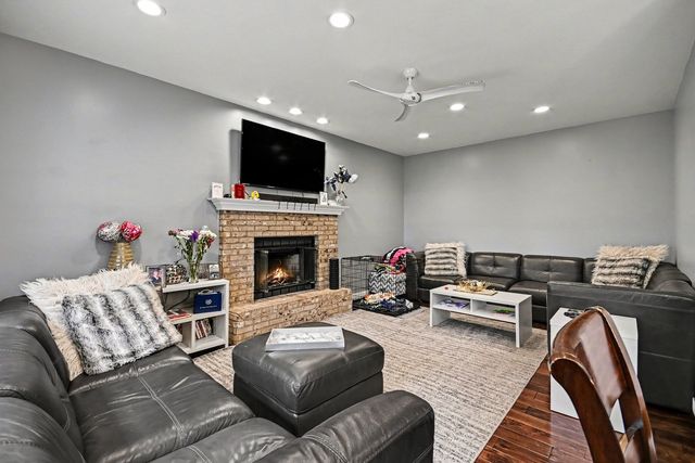 2070 Holt Lane, South Elgin, IL 60177