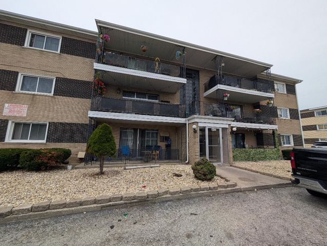 9421 S Roberts Road 2SE, Hickory Hills, IL 60457