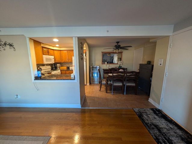 9421 S Roberts Road 2SE, Hickory Hills, IL 60457