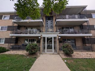9421 S Roberts Road 2SE, Hickory Hills, IL 60457