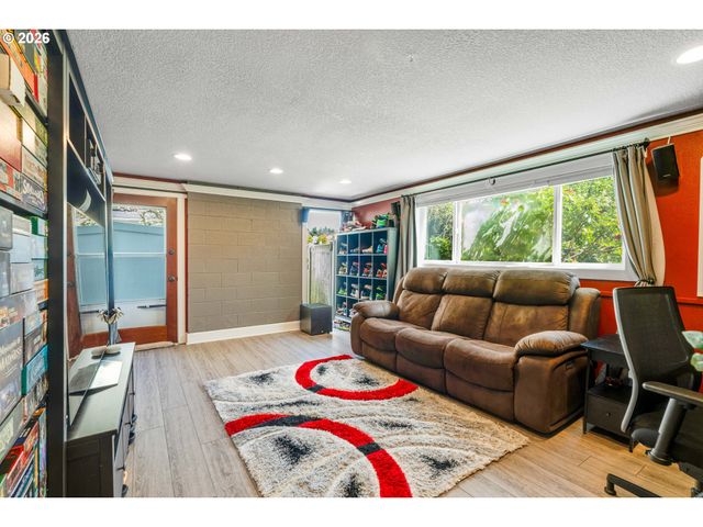 8385 Sw BROOKRIDGE St, Portland, OR 97225