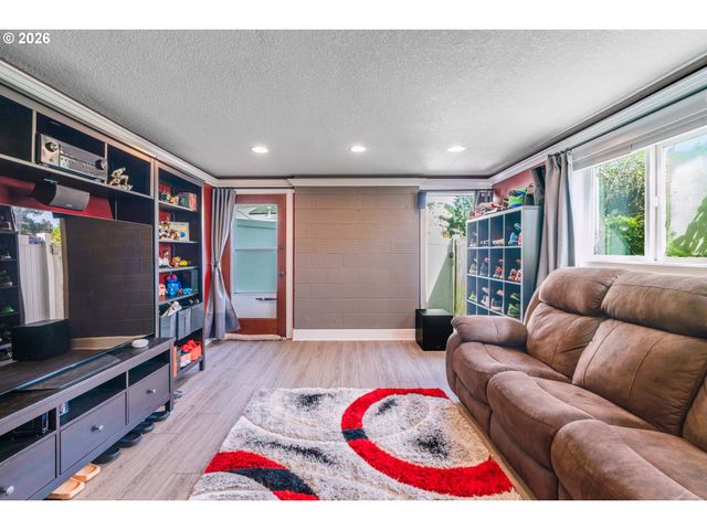 8385 Sw BROOKRIDGE St, Portland, OR 97225