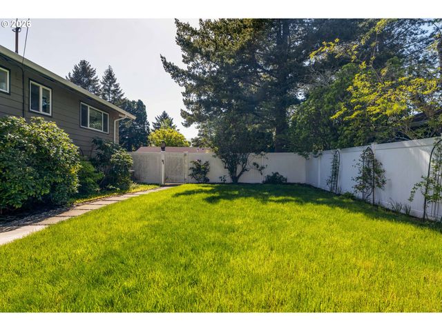 8385 Sw BROOKRIDGE St, Portland, OR 97225