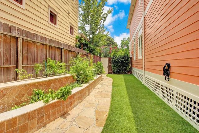 631 Cortlandt Street A, Houston, TX 77007
