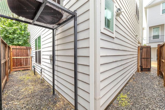603 Link Road G, Houston, TX 77009