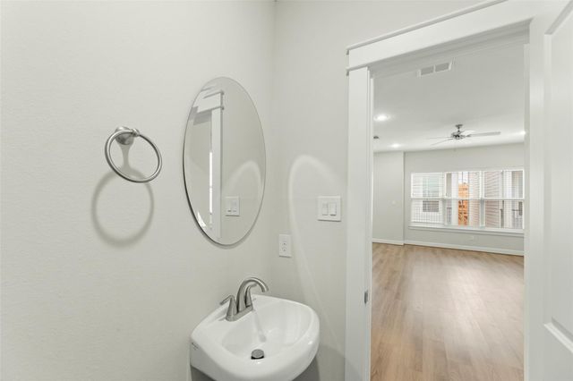 603 Link Road G, Houston, TX 77009