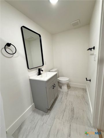 2204 W San Antonio Street 2, New Braunfels, TX 78130