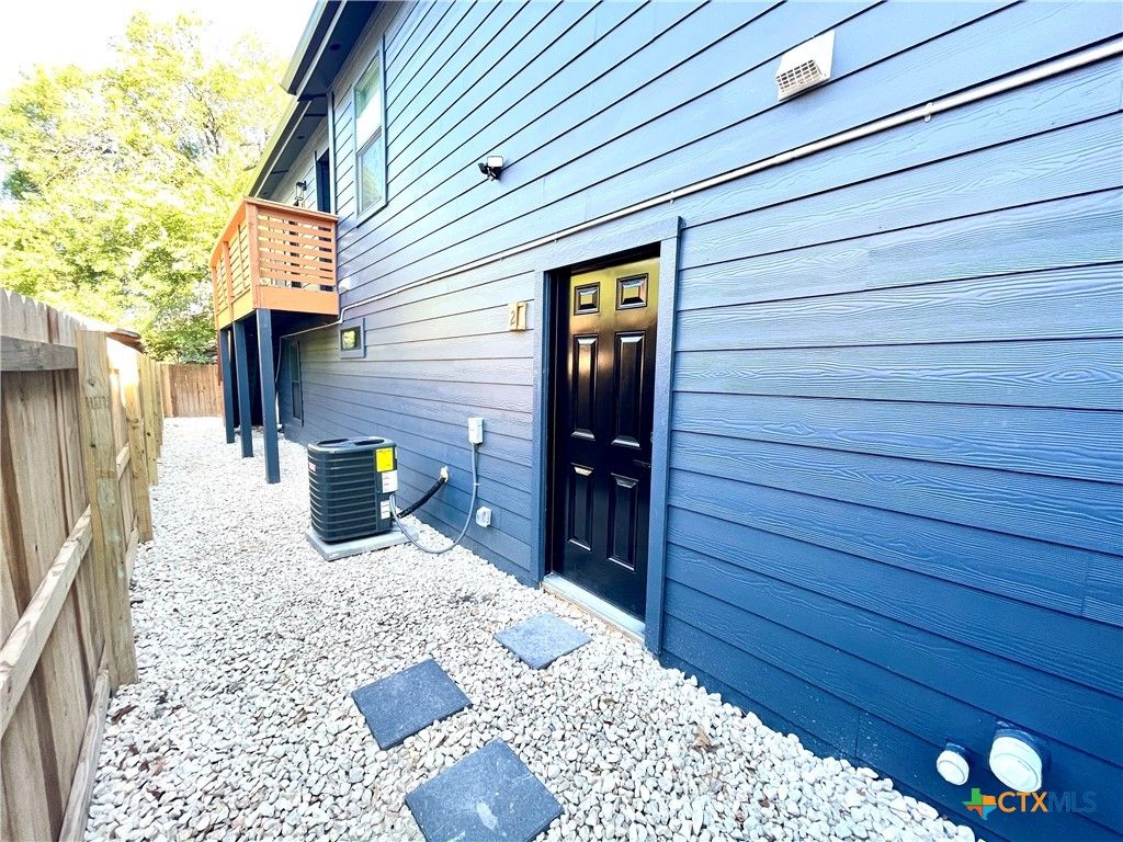 2204 W San Antonio Street 2, New Braunfels, TX 78130