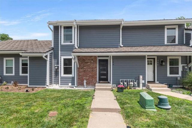 284 NE Bayview Drive, Lee's Summit, MO 64064
