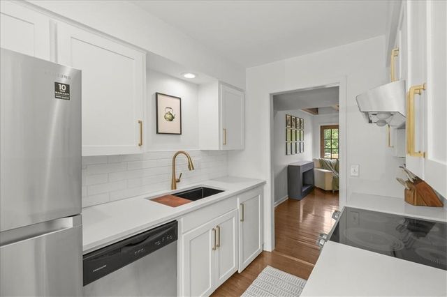 284 NE Bayview Drive, Lee's Summit, MO 64064