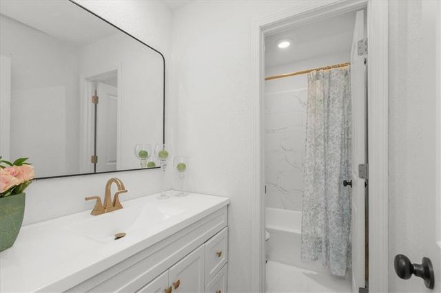 284 NE Bayview Drive, Lee's Summit, MO 64064
