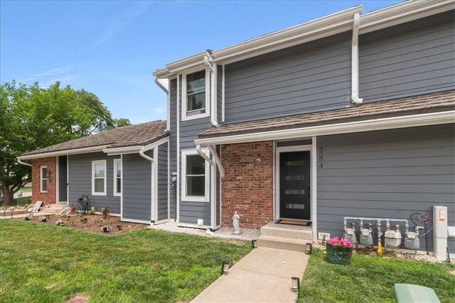 284 NE Bayview Drive, Lee's Summit, MO 64064